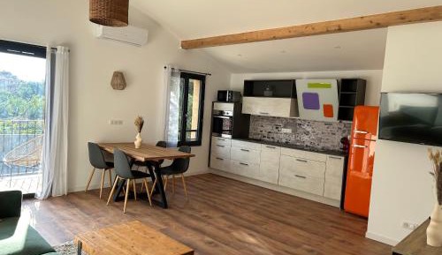 Two-Bedroom Deluxe Apartment with Balcony