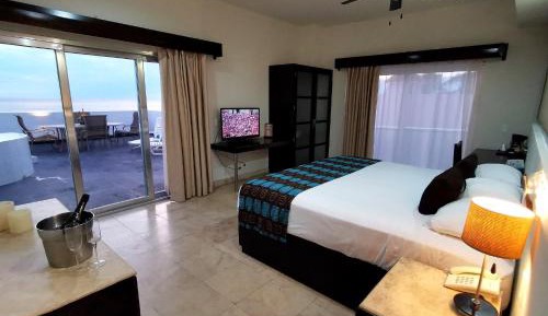 Queen Suite with Spa Bath