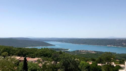 Apartment with Lake View
