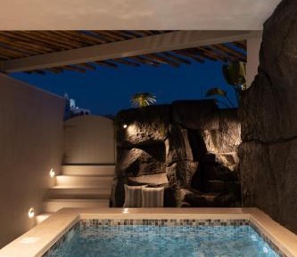 Blue Diamond Suite with Hot Tub