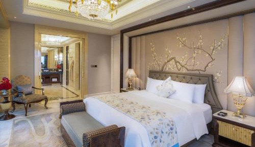 Deluxe Suite with Lake View