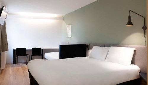 Standard Room with One Double Bed and Twin Beds