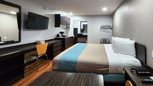 Deluxe King Room - Non-Smoking