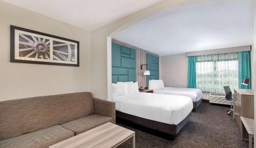 Executive Queen Room with Two Queen Beds and Sofa Bed - Non-Smoking