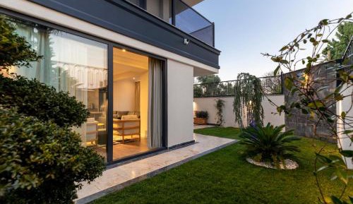 Apartment with Garden View
