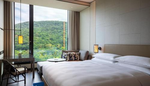 Premier Guest Room with King Bed, Sofa and Mountain View