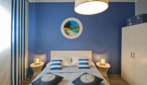 Deluxe One-Bedroom Apartment