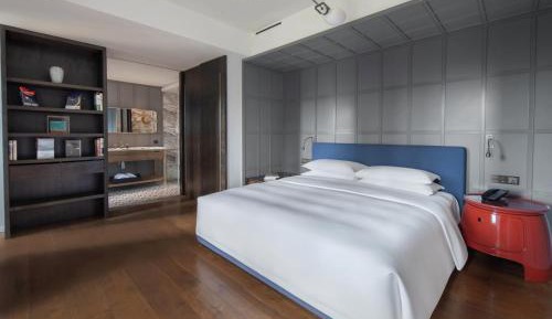 Deluxe One-Bedroom Apartment