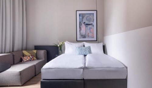 Large Studio with Kitchenette - Twin Beds, Stairs Access Only