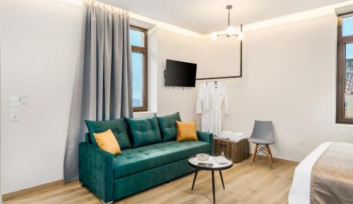 Deluxe Suite with Mountain View