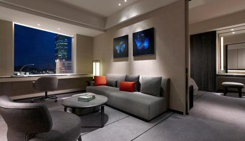 Deluxe King Suite with Landmark View