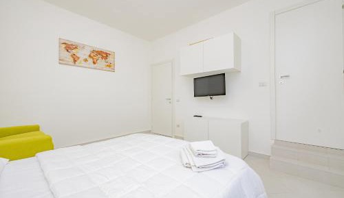 Deluxe Room (2 Adults + 1 Child)