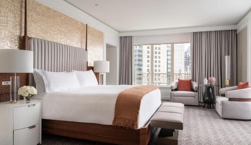 One-Bedroom Luxury King Suite - Club Lounge Access