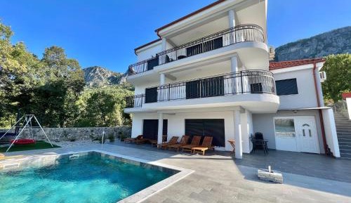 Ten-Bedroom Holiday Home