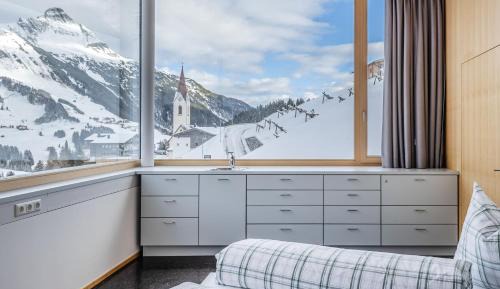 Apartment with Mountain View