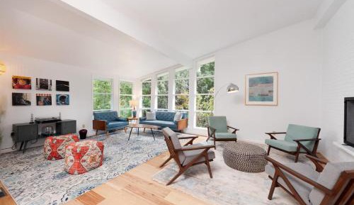 Seven-Bedroom Holiday Home