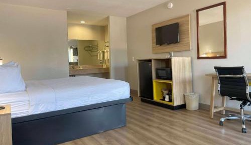 King Room with Bath Tub - Mobility/Hearing Accessible - Non-Smoking
