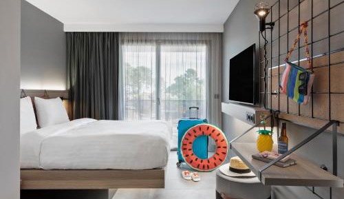 Moxy Sleeper Guest room with 1 Queen, Balcony