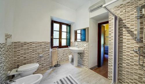 Deluxe One-Bedroom Apartment