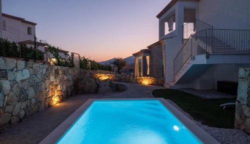 Apartment with Pool View 