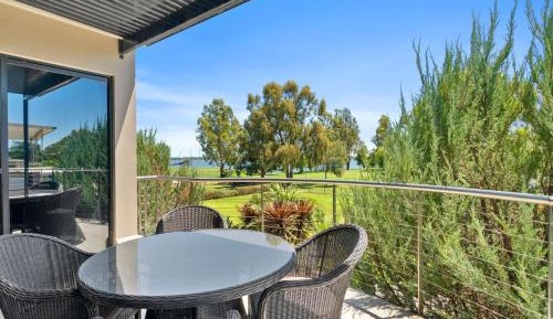 Apartment with Lake View