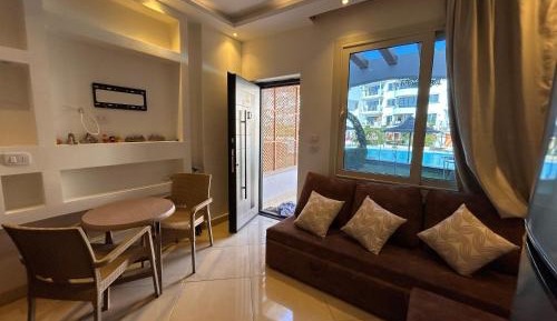 Apartment with Pool View 