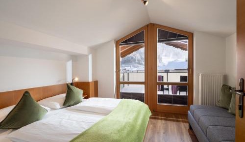 Apartment with Mountain View