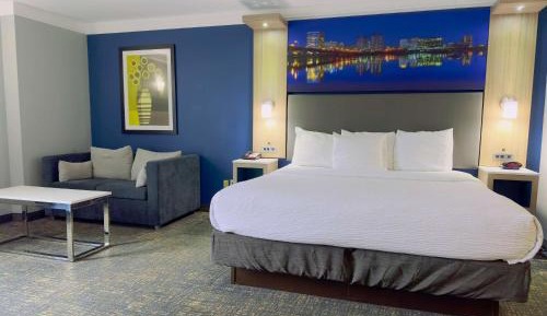 King Room with Bath Tub and Kitchen - Disability Access/Non-Smoking