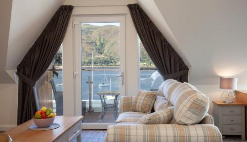 Apartment with Lake View