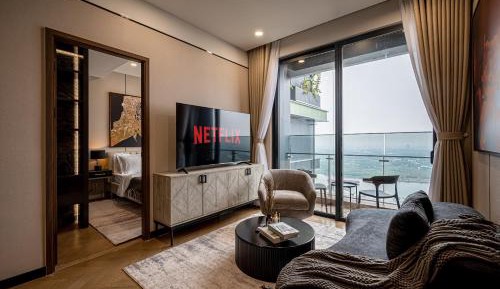 Apartment with Lake View