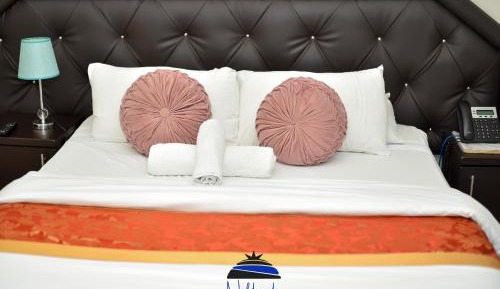 King Suite with Pool View