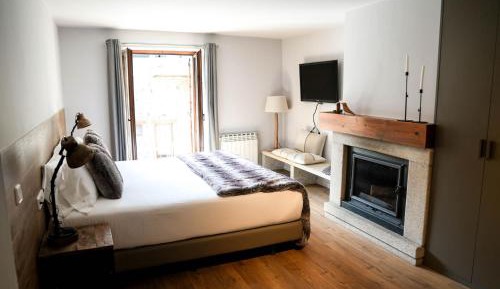 Deluxe Double or Twin Room with Mountain View
