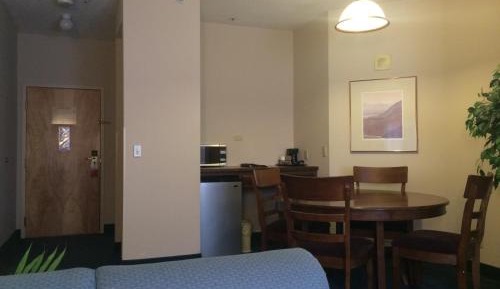 One-Bedroom Deluxe King Suite - Non-Smoking