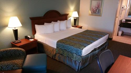 King Room with Pool View - Non-Smoking