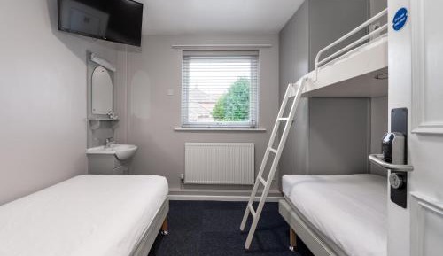 Basic Twin Room & Bunk with Shared Bathroom (2 adults and 1 child)