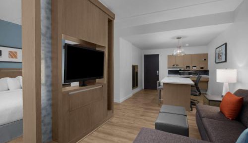 King Studio Suite with Roll-In Shower - Disability Access