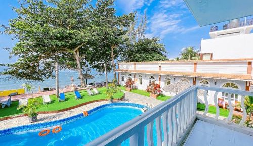 Queen Room with Pool View