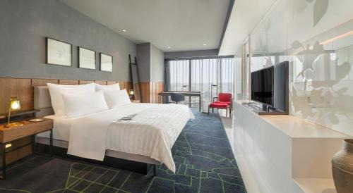 Classic King Room with City View