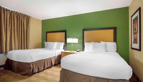Deluxe Studio with Two Double Beds - Non-Smoking