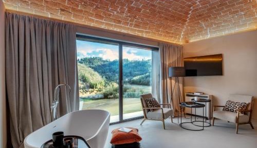 King Suite with Pool View