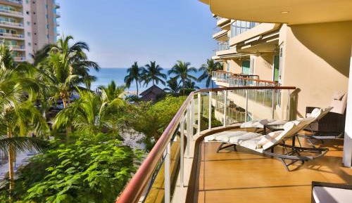 Two-Bedroom Apartment with Balcony and Sea View