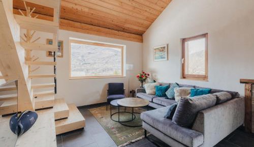Apartment with Mountain View
