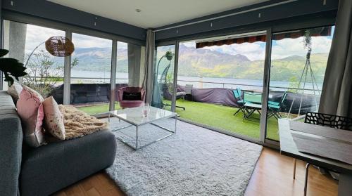 Apartment with Lake View