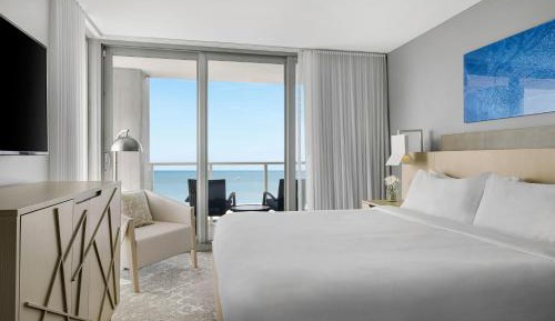 Three-Bedroom Penthouse Suite with Balcony and Gulf Front