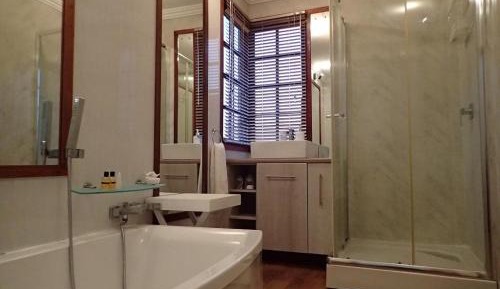 Deluxe Two-Bedroom Apartment with Garden View