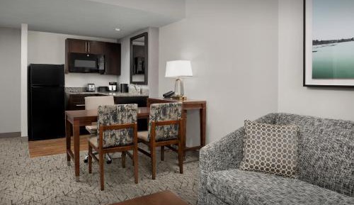 One-Bedroom Queen Suite with Kitchen - Non-Smoking