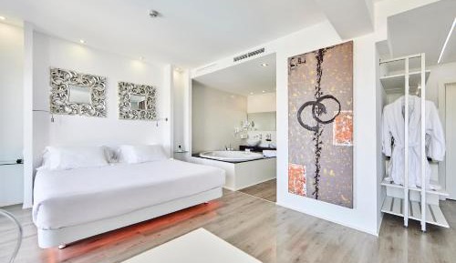 Dluxe Junior Suite with Jacuzzi