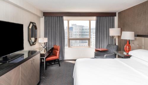 Monument View King, Guest room, 1 King, Monument Circle view