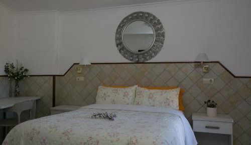 Estudio con cama doble y vistas a la montaña