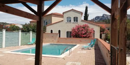 Apartment with Pool View 